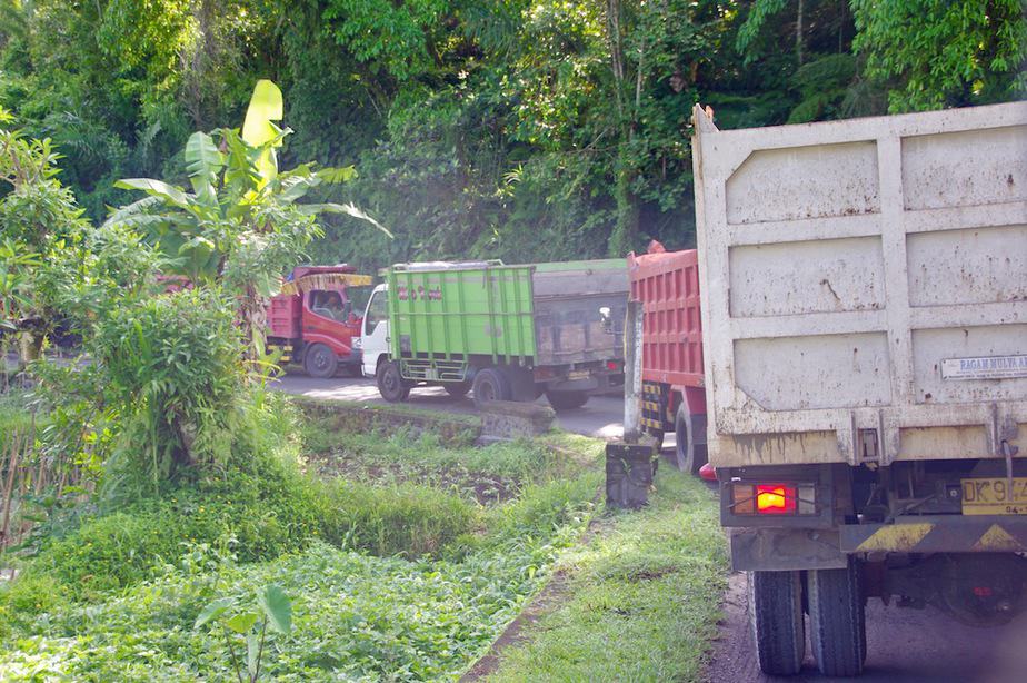 traffic jam on the road to rendang