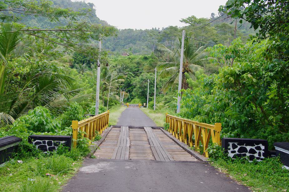 the yellow bridge in sidemen bali