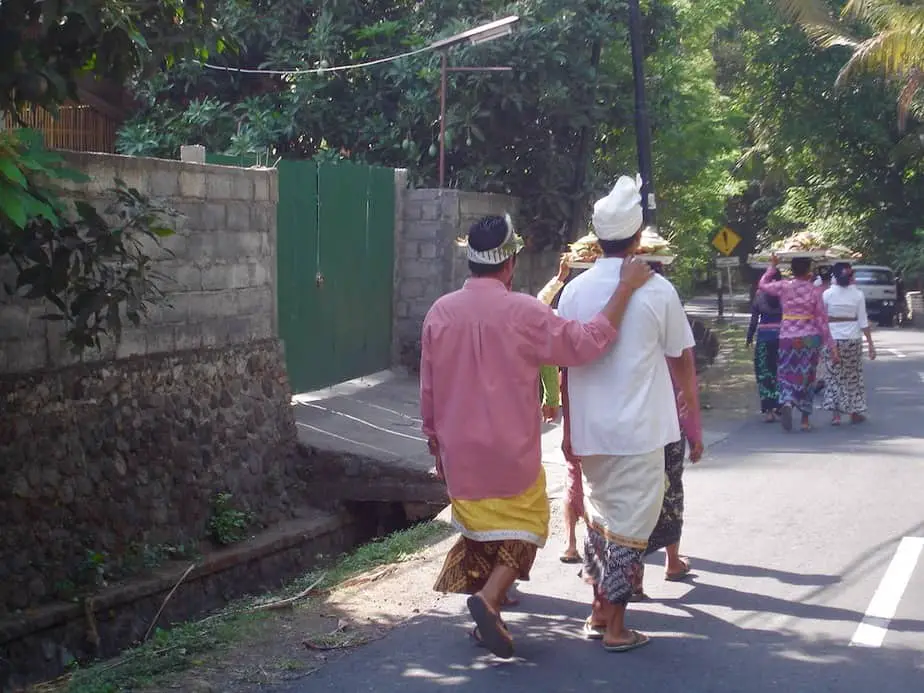 Balinese men and woman on their way to the temple