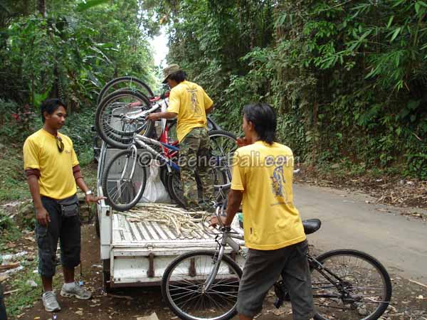 bali bike tours loading of bikes 