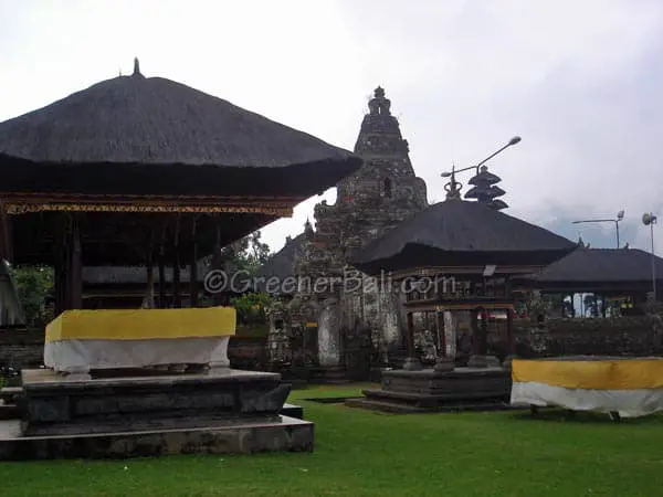 temple complex ulun danu bratan temple