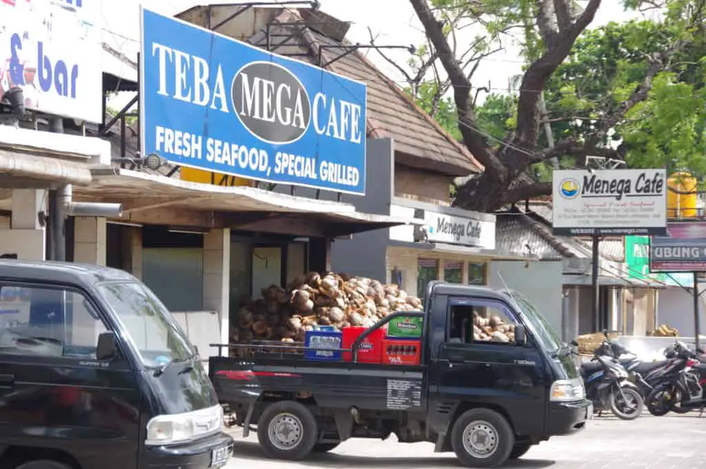 parking lot at the jimbaran seafood restaurants in the south of Jimbaran bay