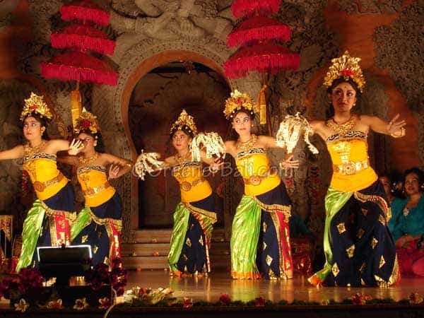 one of the traditional balinese dances called the Pendet Flower Welcoming dance 