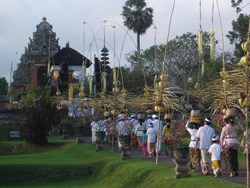 free things to do in bali temple ceremony