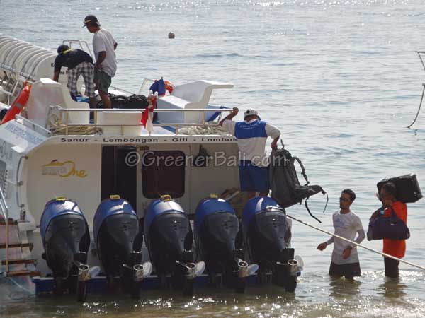 boarding fast boat from bali to the gilis