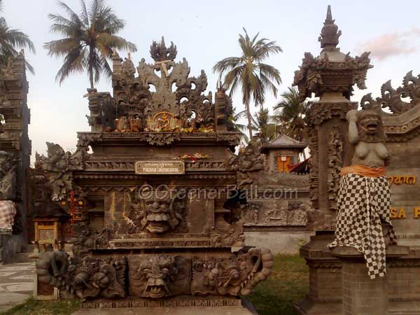 the pura dalem, temple of the dead in lovina 