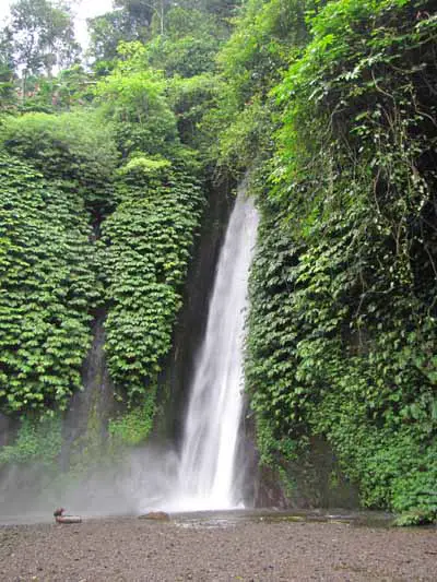 hiking in munduk to the waterfalls