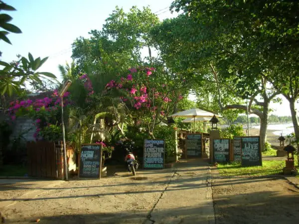 restaurant right at lovina beach