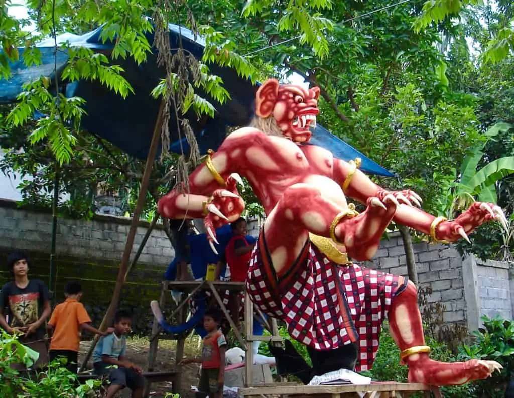 kids playing near the ogoh ogoh monster