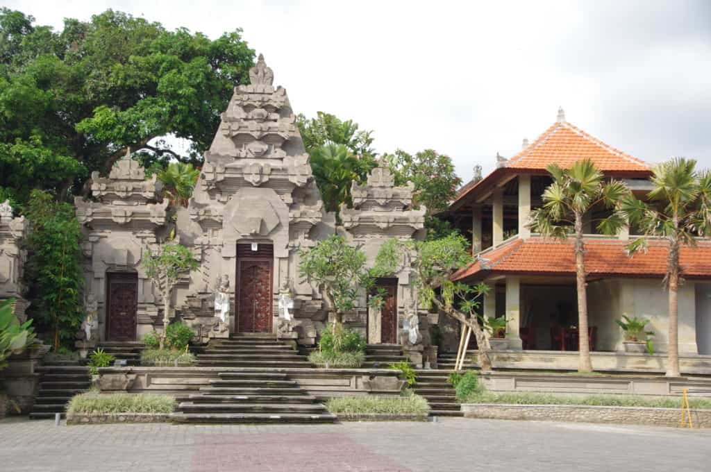 entrance of the puri lukisan museum in ubud