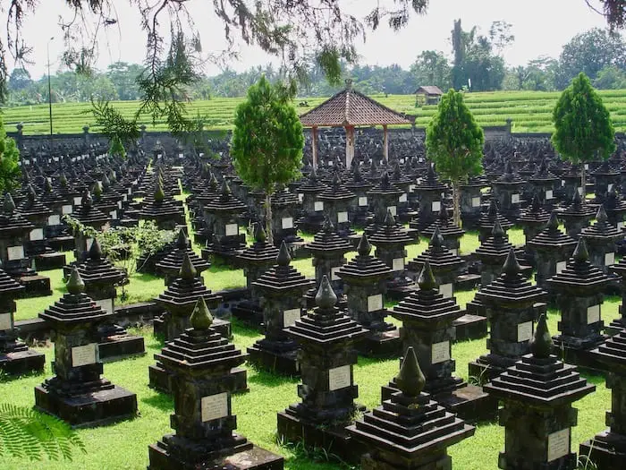 margarana memorial with many Balinese memorial stones