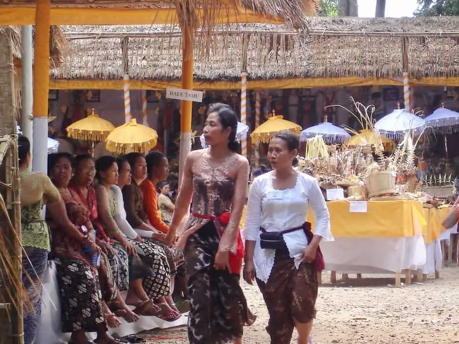 woman wear traditional balinese clothing called the kabaya