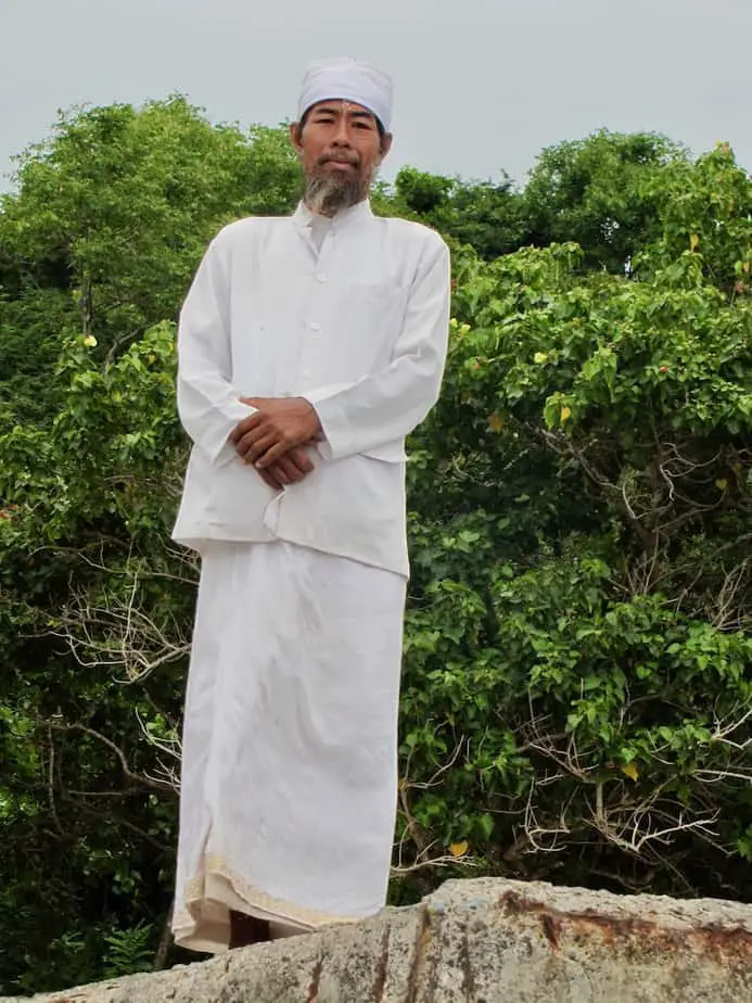 balinese priest dressed in white at Menjang island