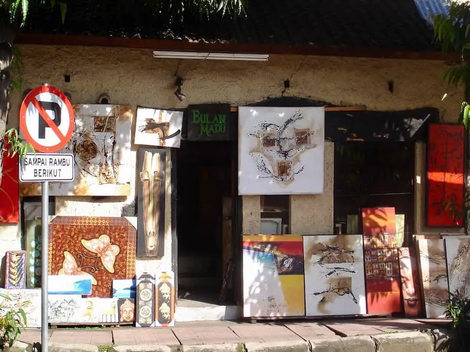 art gallery in Ubud with colourful paintings