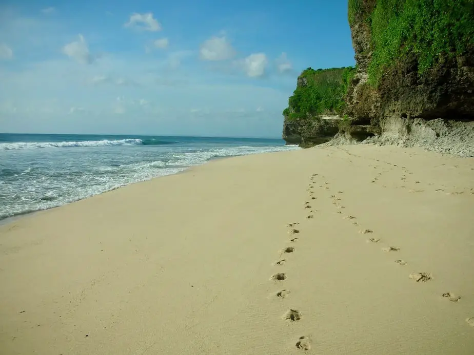 Dreamland Beach is one of the beaches in Bali good for surfing
