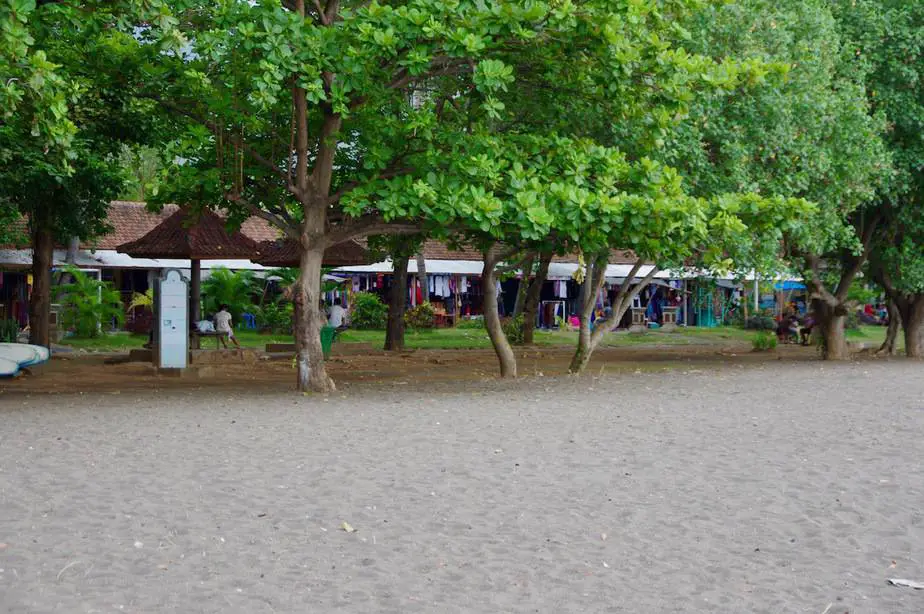 plenty of shade under the trees at Lovina Beach