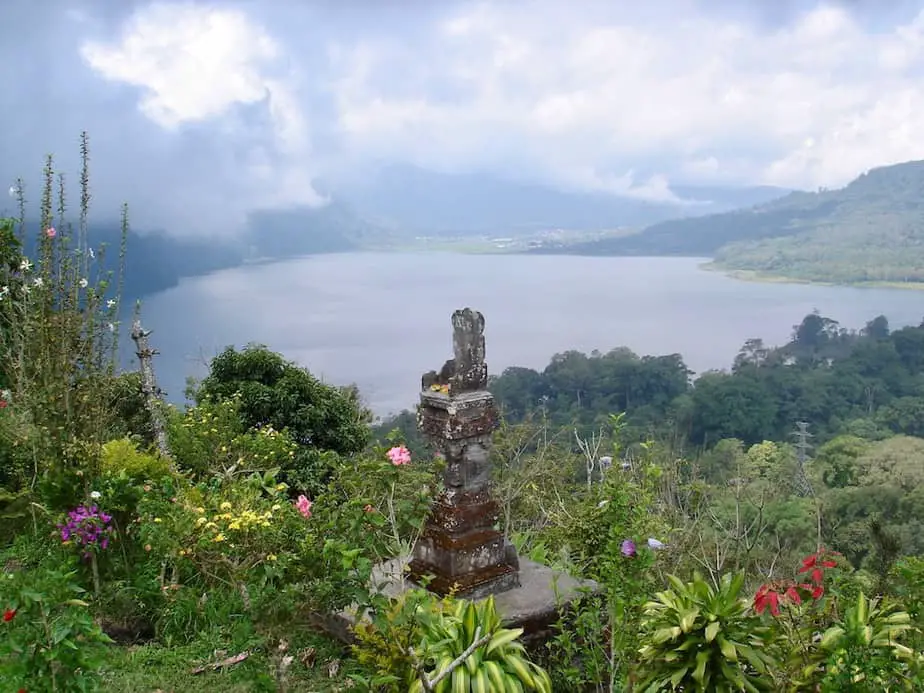 Hindu shrine at lake Buyan 