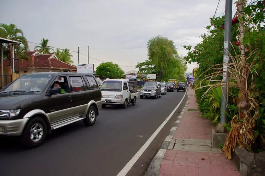 heavy traffic on the main road connecting Lovina with Singaraja