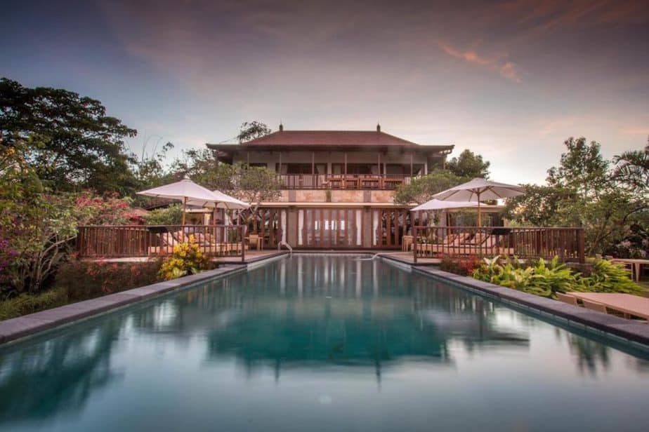 swimming pool and main building at the Munduk Moding Plantation in Bali