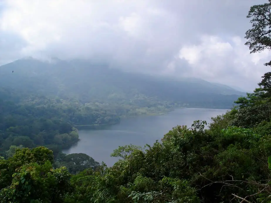 when driving to Munduk you might have a beautiful view of the twin lakes: Lake Tamblingan and Lake Buyan