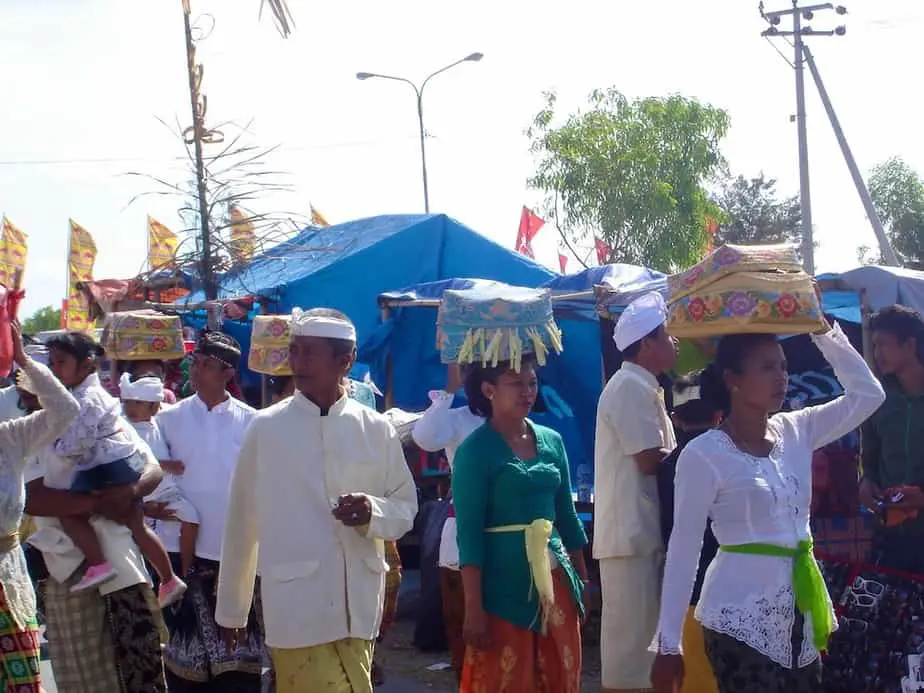 Balinese men and woman on their way to the temple with offerings